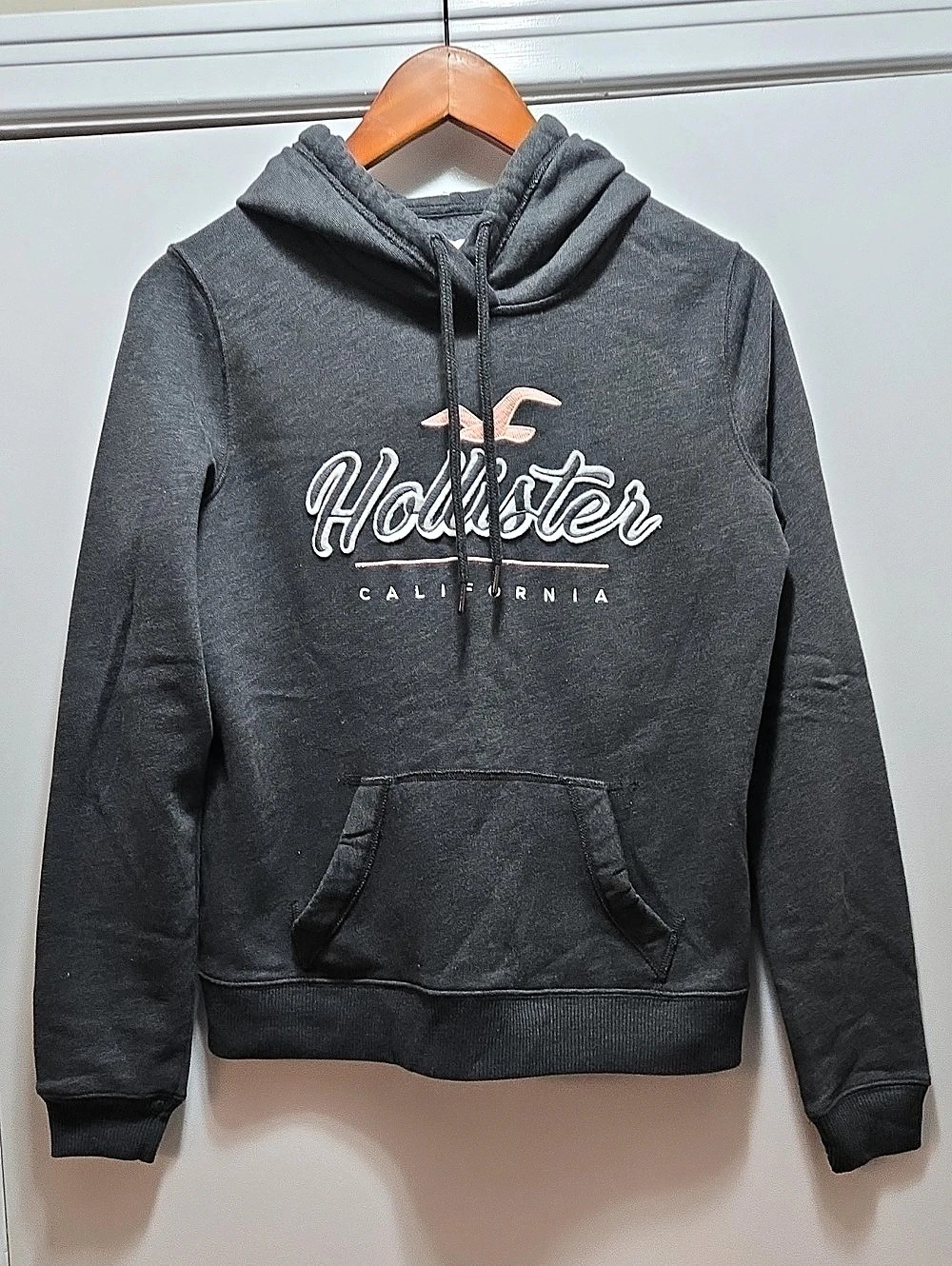 Hollister Graphic Pullover Hoodie in Gray Size Small NWT